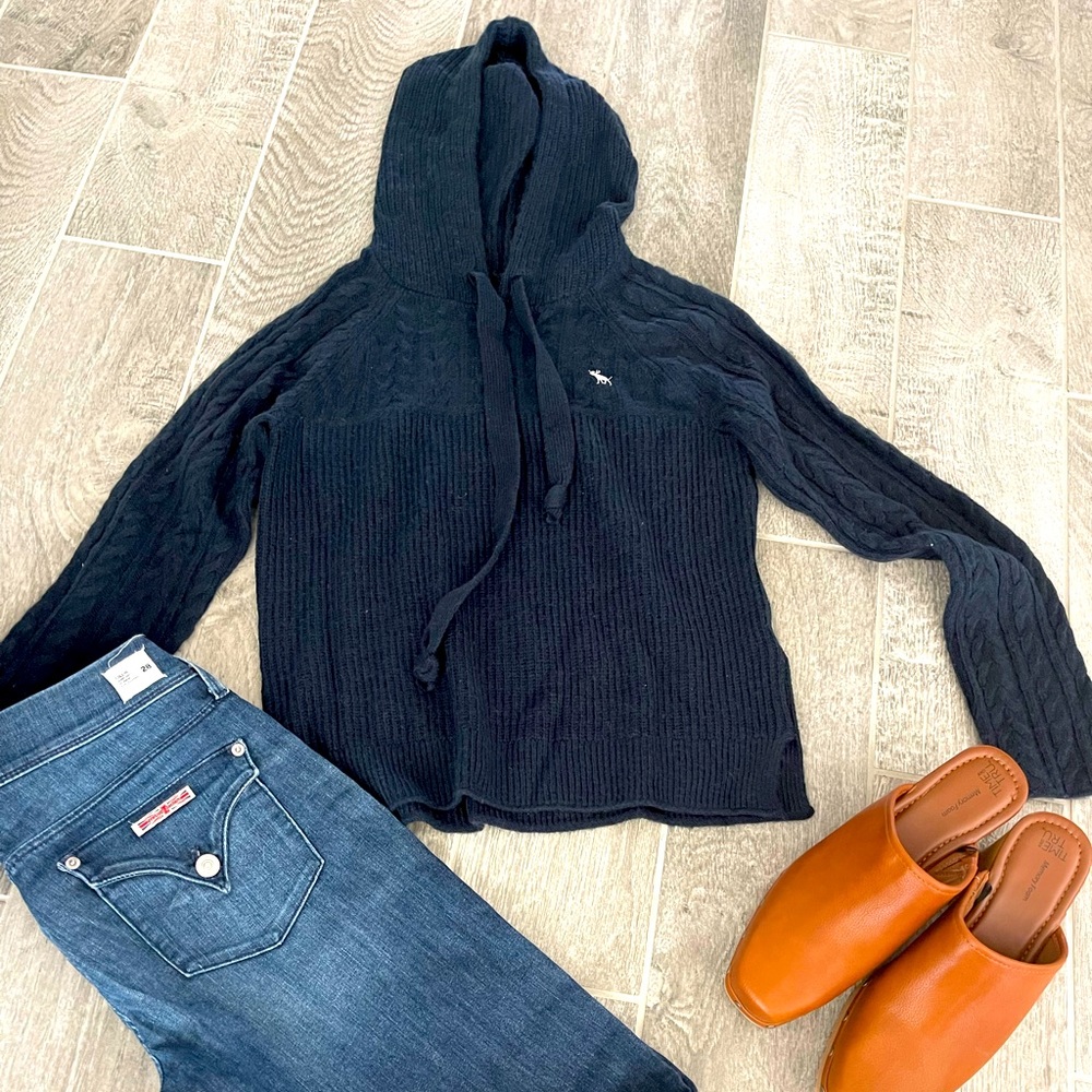 SALE Like NEW Abercrombie Navy blue Hooded sweater!  Size Small